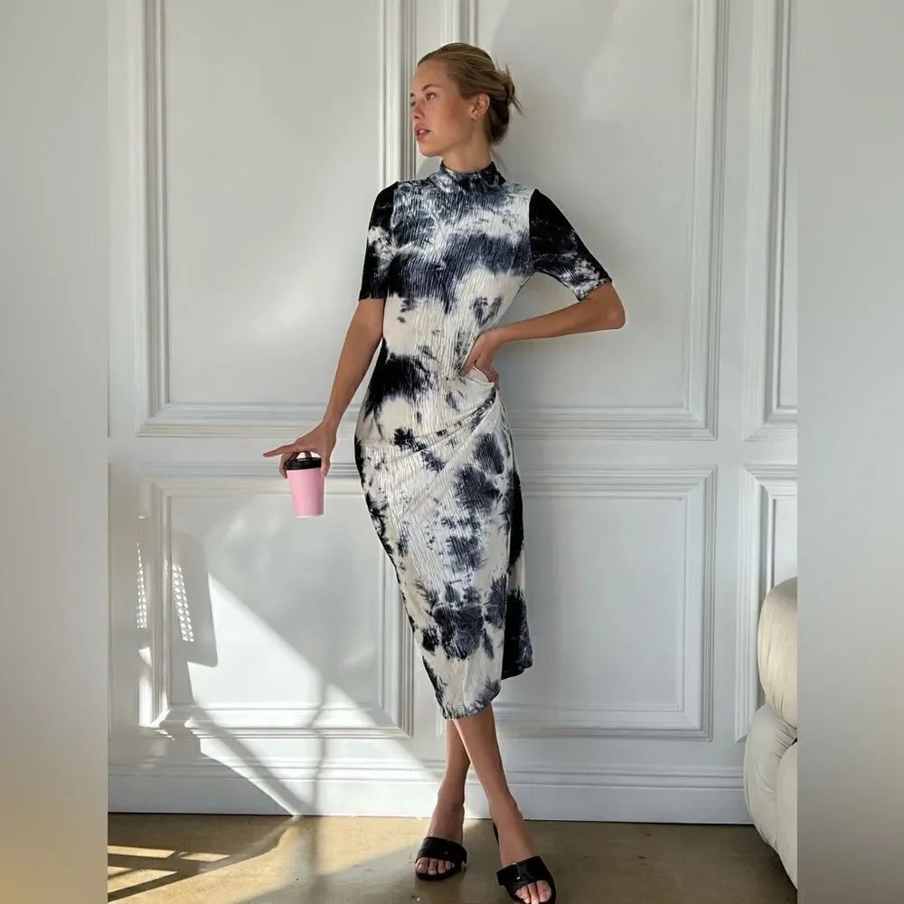 FIND ME NOW Helene Pleated Dress in Onyx